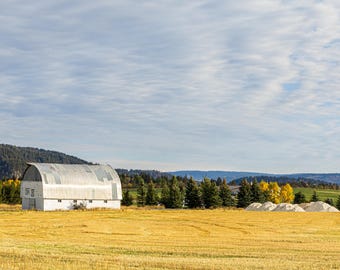Granja rural en otoño. Impresión fotográfica.