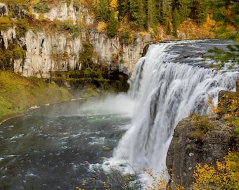 Cascada entre los colores del otoño. Impresión fotográfica.