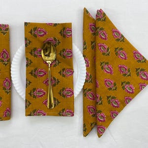 Senapsgula blommiga blockmönster bomullsservetter rustika bröllopsbordsdekorationer tygservetter bohemiska bordsdukning bröllops- och festdekorationer