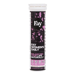 Puede incluir: Un tubo cilíndrico blanco y morado de comprimidos efervescentes Fay Women's Daily con sabor a arándanos. El tubo presenta un fondo negro con ilustraciones de caras moradas y el nombre de la marca "Fay" en blanco.