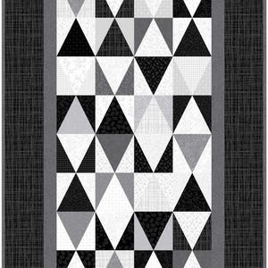 Puede incluir: Colcha geométrica con un patrón repetitivo de triángulos negros, blancos y grises. Los triángulos están dispuestos en filas y columnas, creando un diseño abstracto moderno. La colcha tiene un borde gris oscuro y un fondo texturizado.