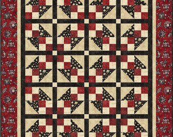 Pode incluir: Um edredom de patchwork com um padrão repetitivo de quadrados e triângulos vermelhos, pretos e creme. O edredom tem uma borda vermelha com um padrão repetitivo de pequenas figuras estilizadas. O design central apresenta uma grade de quadrados e formas de estrela alternadas.