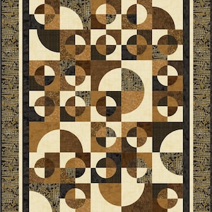 Peut inclure: Une courtepointe géométrique dans les tons de marron, beige et noir. La courtepointe présente un motif répétitif de carrés, de cercles et de quarts de cercle. La bordure a un motif floral décoratif. La courtepointe est un rectangle.