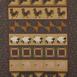 Può includere: Una trapunta fatta a mano con un tema di animali da fattoria. La trapunta presenta file di galli, pecore e maiali, insieme a motivi geometrici nei toni del marrone, beige e verde. Il bordo ha un motivo floreale.