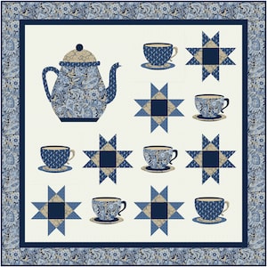 Op de afbeelding: Een quiltontwerp met theetthema met een theepot, theekopjes, schotels en stervormige blokken. Het ontwerp maakt gebruik van een paisley-patroon in blauw en beige op een crèmekleurige achtergrond. De quilt heeft een blauwe bloemenrand.