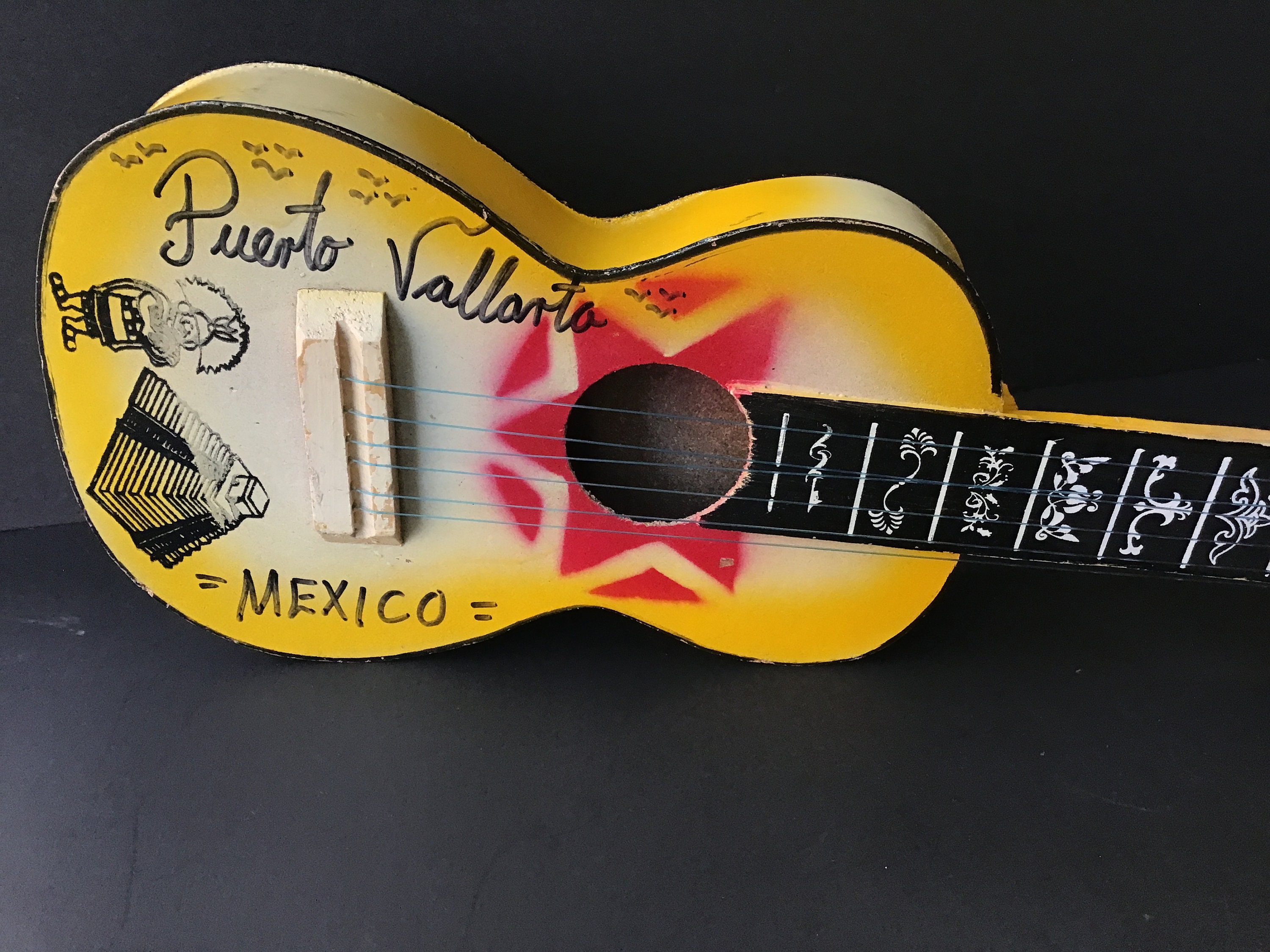 Guitare souvenir vintage du Mexique, faite à la main, 6 cordes, petite  guitare d'art populaire jaune -  France