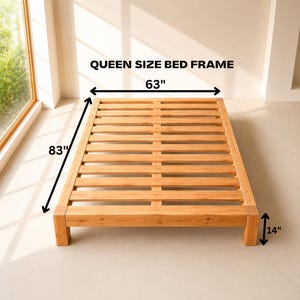 Könnte beinhalten: Ein hellbrauner hölzerner Queen-Size-Bettrahmen mit Lattenrost. Der Rahmen zeigt klare Maßangaben: 160 cm Breite, 211 cm Länge und 36 cm Höhe. Die Struktur ist rechteckig und verfügt über vier Stützbeine an den Ecken des Bettrahmens.