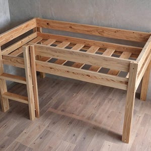 以下が含まれることがあります： 天然木製のロフトベッド。内蔵のはしご付き。フレームは明るい色の木材で、スラットベースを備えています。コーナー構成でスペースを最大限に活用。サイズ：約198cmの長さ、107cmの幅、152cmの高さ。