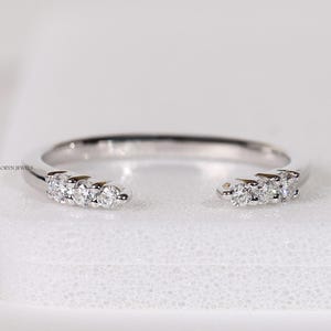 Bague de mariage manchette ouverte, bague empilable fine diamant cultivé en laboratoire taille ronde, anneau ouvert minimaliste assorti pour femme