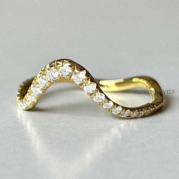 Anillo de oro macizo de 14 k con ondas y diamantes cultivados en laboratorio, curvado y anidado.
