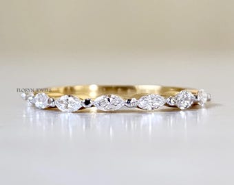 Aliança de casamento meia eternidade com diamantes cultivados em laboratório com lapidação marquise, anel de noivado empilhável combinando.