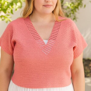 Puede incluir: Top de crochet color coral con mangas cortas y diseño de cuello en V. El escote presenta un patrón calado decorativo. La parte superior está hecha de un hilo texturizado y tiene un ajuste relajado, adecuado para ropa casual.