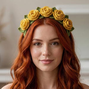 Puede incluir: Una corona floral de ganchillo hecha a mano con rosas amarillas y hojas verdes. La corona tiene una base verde y está adornada con varias rosas de ganchillo amarillas. Esta diadema es adecuada para ocasiones especiales o para el uso diario.