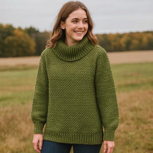 Puede incluir: Un suéter verde tejido con textura y cuello alto. El suéter tiene un dobladillo y puños acanalados, y las mangas tienen un diseño sutil cerca del codo. El fondo muestra un campo y árboles.