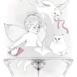 Pu&ograve; includere: Illustrazione di un cherubino che scrive con una penna, circondato da gatti bianchi con le ali. Un piccolo criceto &egrave; seduto su una busta rosa. Il cherubino ha un'aureola ed &egrave; seduto a un tavolo decorativo.