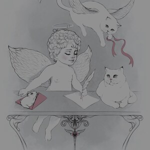 Pu&ograve; includere: Un'illustrazione stravagante presenta una figura di cherubino alato che scrive a un tavolo, accompagnata da due gatti alati e un gatto seduto. Un piccolo animale riposa su una busta rosa. L'opera d'arte ha una qualit&agrave; morbida ed eterea.