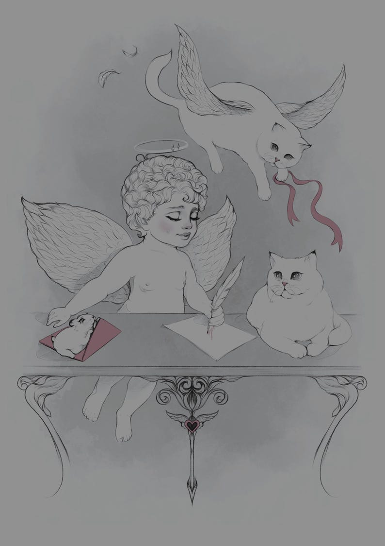Pu&ograve; includere: Un'illustrazione stravagante presenta una figura di cherubino alato che scrive a un tavolo, accompagnata da due gatti alati e un gatto seduto. Un piccolo animale riposa su una busta rosa. L'opera d'arte ha una qualit&agrave; morbida ed eterea.