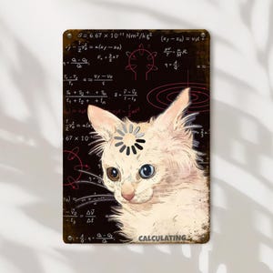 Op de afbeelding: Metalen bord met een crèmekleurige kat met één bruin en één blauw oog en een laadsymbool. De achtergrond is een schoolbord met vergelijkingen en het woord "CALCULATING".