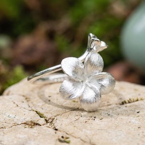 Anello Plumeria in argento S925 / Gioielli floreali minimalisti ispirati alla natura