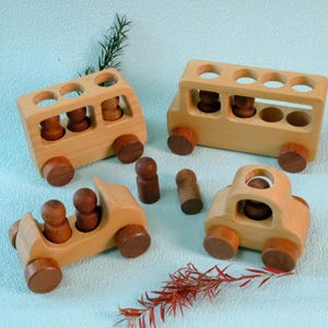 Conjunto de carrinhos de madeira feitos à mão com bonecos de madeira: brinquedo Montessori para crianças