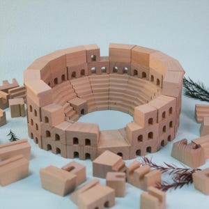 Handgemaakte houten bouwstenen: montessoricolosseum-bouwset