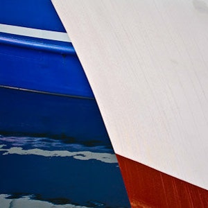 Biglietto di auguri fotografico, barca a vela rossa e bianca in acqua blu, biglietto di auguri, stampa astratta, biglietto da nota, vuoto all'interno per la tua nota personale