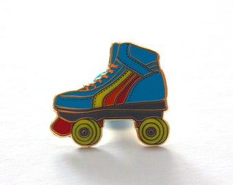 Könnte beinhalten: Ein blauer Rollschuh mit orangefarbenen, roten und gelben Streifen an der Seite. Der Rollschuh hat vier gelbe Räder mit schwarzen Mittelpunkten.