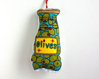 Può includere: Un ornamento in tessuto verde e blu a forma di barattolo di olive. Il barattolo ha un'etichetta gialla con la scritta "olives" con stelle rosse.