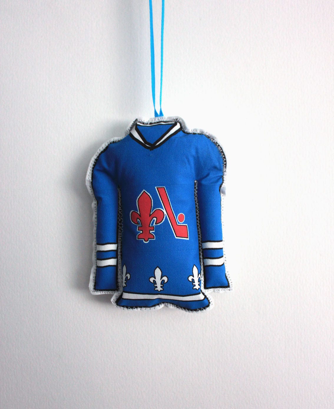 How to Decorate Hockey Jerseys