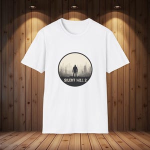 T-shirt Silent Hill 2, emblème d'horreur minimaliste, conception de silhouette de brouillard, t-shirt de jeu image 1