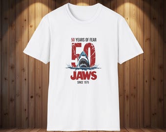 Camiseta Tiburón: 50 años de miedo – Ropa de playa retro del ataque del tiburón de 1975