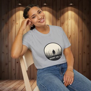 T-shirt Silent Hill 2, emblème d'horreur minimaliste, conception de silhouette de brouillard, t-shirt de jeu image 10