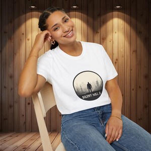 T-shirt Silent Hill 2, emblème d'horreur minimaliste, conception de silhouette de brouillard, t-shirt de jeu image 9