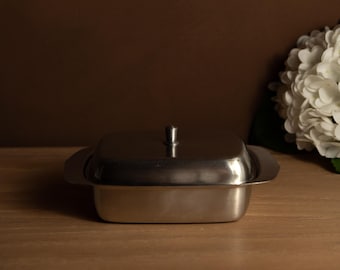 Burriera vintage in acciaio inox con coperchio · Burriera in acciaio inox · Servizio da tavola moderno di metà secolo