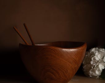 Vintage teakhouten saladeschaal met bestek · Organisch houten tafelstuk in mid-century stijl