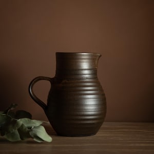 ヴィンテージスタジオ陶器のジャグ・オランダのヤン・デ・グラーフ作のセラミックピッチャー・ブラウンセラミック装飾品
