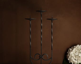 Candelabro antiguo de hierro forjado · Portavelas de tres brazos · Candelabro de hierro retorcido · Decoración rústica brutalista