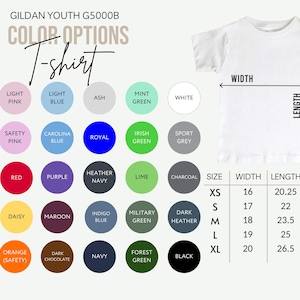Puede incluir: Camiseta blanca juvenil con opciones de tallas y colores. La imagen incluye una carta de colores con varias opciones como rosa claro, azul claro y negro. Las medidas se proporcionan en pulgadas para el ancho, el largo y la manga.