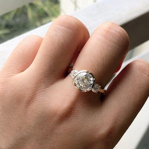 Moissaniet ring met drie stenen, ring set ronde diamanten verlovingsring, 14K geelgouden trouwring, beloftering voor haar, gepersonaliseerd cadeau