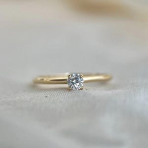 Anillo de compromiso de diamantes sencillo y delicado, hecho a mano en oro macizo de 18 quilates, fino, redondo y minimalista, ideal para aniversario.