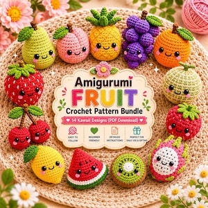 Op de afbeelding: Een verzameling kleurrijk gehaakt amigurumi fruit, waaronder een peer, perzik, ananas, druiven, sinaasappel, aardbei, kersen, citroen, watermeloen, kiwi, drakenfruit en een meloen. De afbeelding bevat een bord met "Amigurumi Fruit Crochet Pattern Bundle".