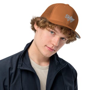 Trucker cap with closed back