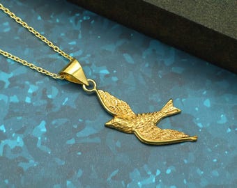 Flying Bird Pendant Necklace, Gold Sparrow Necklace, Vintage Bird Jewelry, Nature Inspired Charm Necklace, Gift for Her