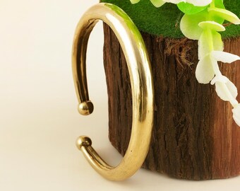 Brazalete de latón macizo: Pulsera gruesa apilable, ajustable y hecha a mano, un regalo de joyería minimalista atemporal para ella.