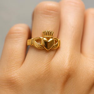 Gold Claddagh Ring With 18ct Gold Vermeil Irish Love Friendship Loyalty Symbol – Heart Crown Hands Design – Vintage-Inspired Promise