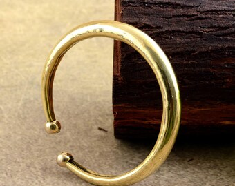 Elegantes vergoldetes Manschettenarmband mit polierter Oberfläche, einstellbarer Passform und zeitlosem Design für Männer und Frauen.