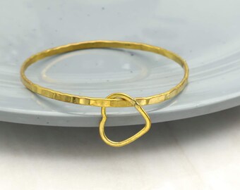 Pulsera minimalista de corazón dorado / Pulsera de amor de latón martillado para mujer / Joyería delicada de corazón abierto / Regalo hecho a mano para ella