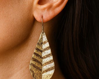 Pendientes colgantes de hoja de oro: joyas bohemias de inspiración natural, pendientes ligeros y llamativos para mujer.