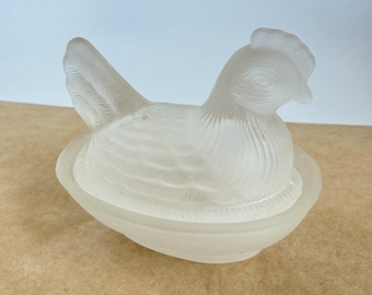 Vintage butter chicken made of pressed glass – glass hen on a nest, frosted glass, approx. 7 x 8 cm