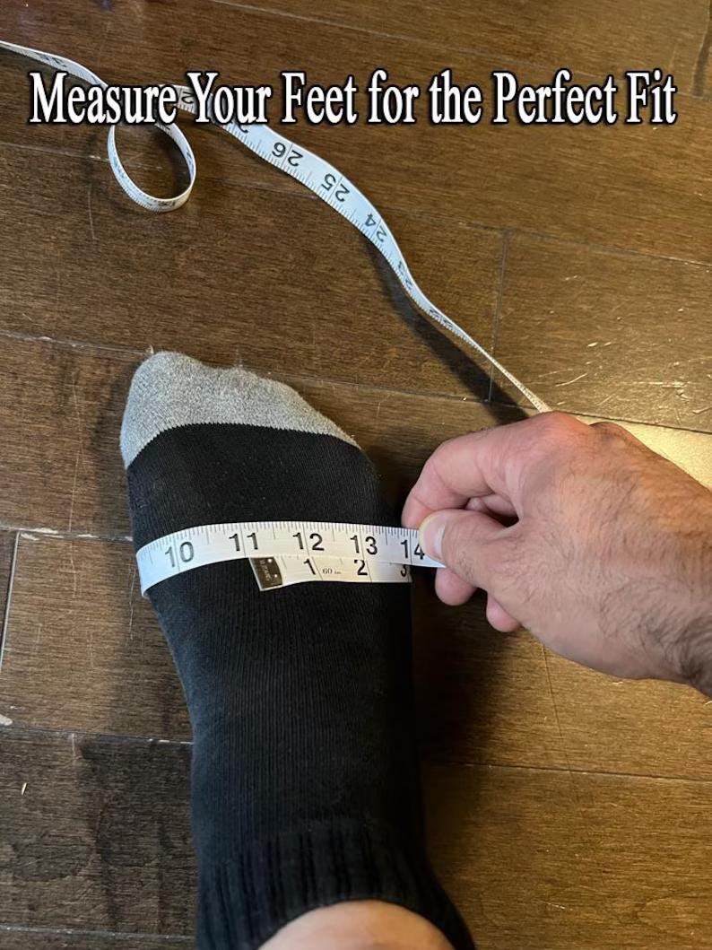 Pu&ograve; includere: Un calzino nero e grigio misurato con un metro a nastro bianco. Il nastro mostra una larghezza di circa 10 cm sul piede. Il testo "Measure Your Feet for the Perfect Fit" &egrave; stampato nella parte superiore dell'immagine.